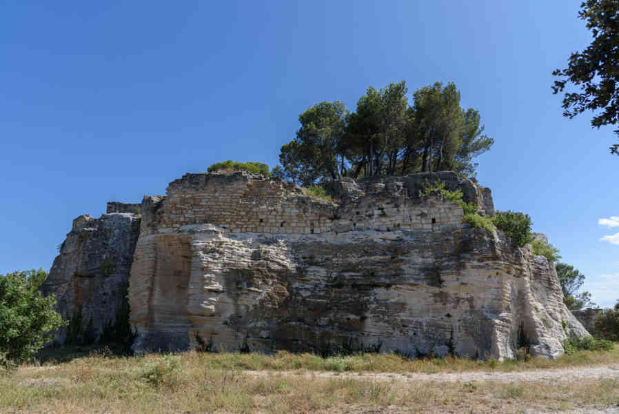 Francia - Beaucaire 002 - abadía troglodita de Saint-Roman.jpg